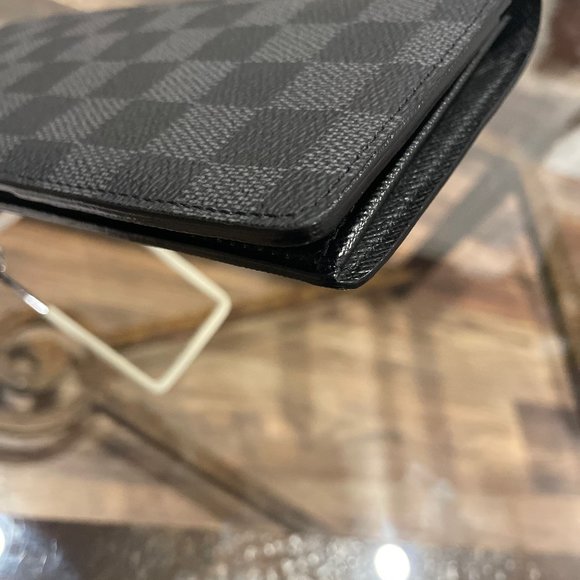 Louis Vuitton - Picture 10 of 12
